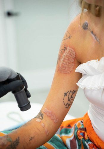 شاهد .. بالصور - صورة المسيح تشكل عائقاً لهذه العارضة الشهيرة