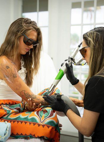 شاهد .. بالصور - صورة المسيح تشكل عائقاً لهذه العارضة الشهيرة