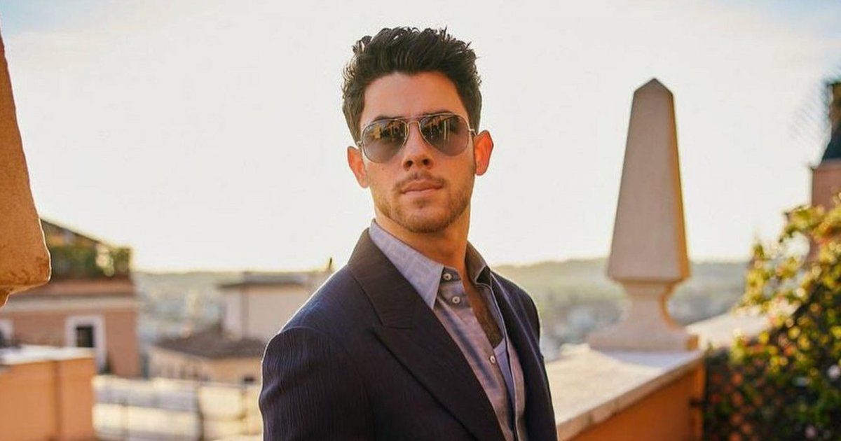 شاهد .. بالصور - بحنية فائضة نيك جوناس يحتضن إبنته والشبه واضح