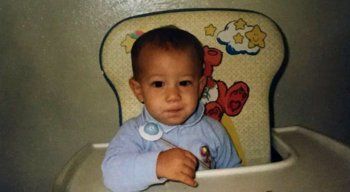 شاهد .. بالصور - بحنية فائضة نيك جوناس يحتضن إبنته والشبه واضح