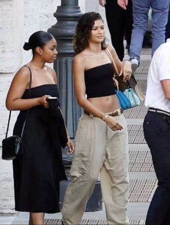 شاهد .. بسبب ملابسها الفاضحة.. زيندايا تمنع من دخول مطعم في روما