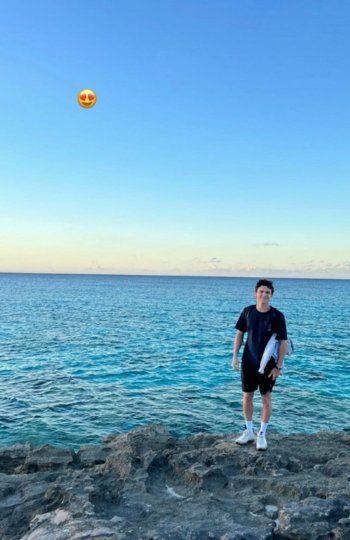 شاهد .. بسبب ملابسها الفاضحة.. زيندايا تمنع من دخول مطعم في روما