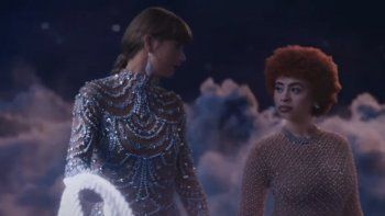 شاهد .. هيفا وهبي وتايلور سويفت بالجامبسوت نفسه.. وسعره حديث الكثيرين