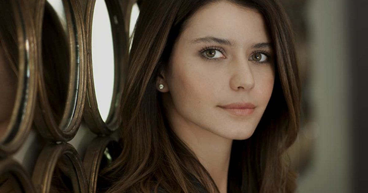 شاهد .. بيرين سات تظهر على السجادة الحمراء بفستان شفاف.. كشف عن كل المستور - بالفيديو