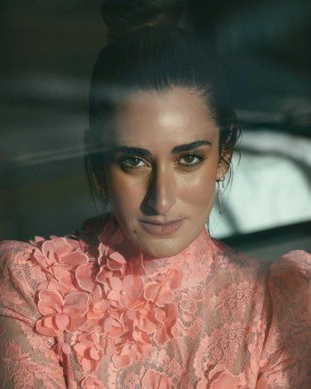 شاهد .. بالصور - أمينة خليل بفستان رائع من الدانتيل .. إليكم سعره