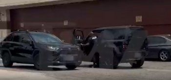 شاهد .. الطعام مقدم على جسم إمرأة عارية في عيد ميلاد كانيي ويست.. صور صادمة!