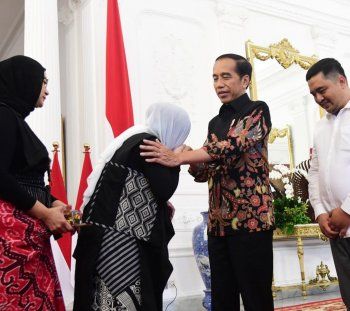 شاهد .. بوتري أرياني في القصر الرئاسي بعد فوزها بالباز الذهبي وهكذا كافأها رئيس إندونيسيا-بالصور
