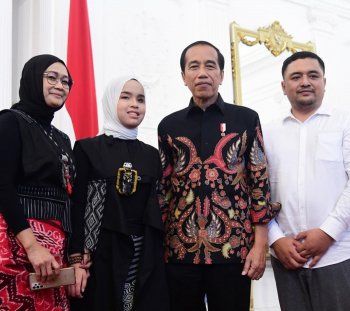 شاهد .. بوتري أرياني في القصر الرئاسي بعد فوزها بالباز الذهبي وهكذا كافأها رئيس إندونيسيا-بالصور