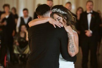 شاهد .. بالصور - زواج إبنة إيمينم من حبيبها وهكذا بدت بالفستان الأبيض