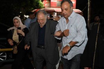 شاهد .. يحيى الفخراني يقلق محبيه لدى حضوره عزاء الموسيقار أشرف أبو زيد-بالصورة