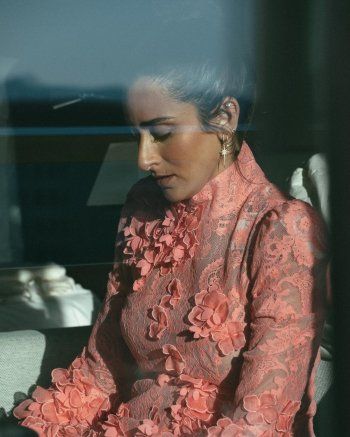 شاهد .. بالصور - أمينة خليل بفستان رائع من الدانتيل .. إليكم سعره