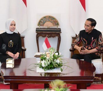 شاهد .. بوتري أرياني في القصر الرئاسي بعد فوزها بالباز الذهبي وهكذا كافأها رئيس إندونيسيا-بالصور