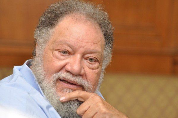 شاهد .. يحيى الفخراني يقلق محبيه لدى حضوره عزاء الموسيقار أشرف أبو زيد-بالصورة