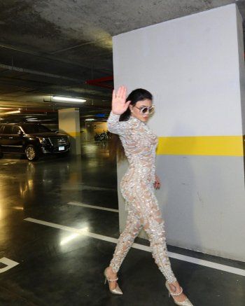 شاهد .. هيفا وهبي وتايلور سويفت بالجامبسوت نفسه.. وسعره حديث الكثيرين