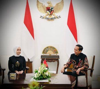 شاهد .. بوتري أرياني في القصر الرئاسي بعد فوزها بالباز الذهبي وهكذا كافأها رئيس إندونيسيا-بالصور