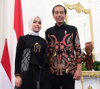 شاهد .. بوتري أرياني في القصر الرئاسي بعد فوزها بالباز الذهبي وهكذا كافأها رئيس إندونيسيا-بالصور