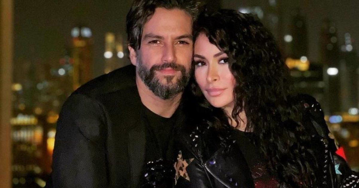 شاهد .. ديمة بياعة وزوجها يحتفلان بذكرى زواجهما في أشهر مكان رومانسي في لبنان -بالصور