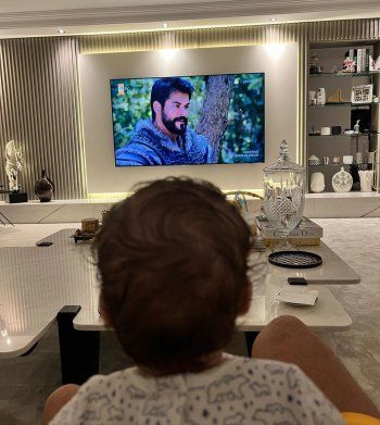 شاهد .. إبنة بوراك أوزجيفيت أهم متابع لـ "المؤسس عثمان"- بالصورة