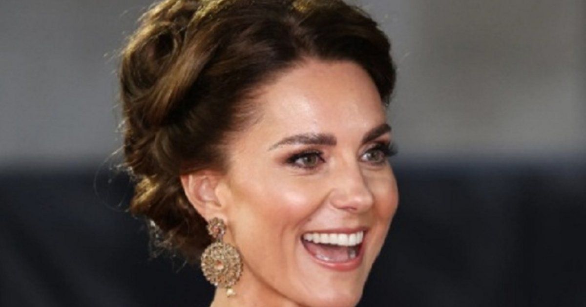 شاهد .. بالصورة - كايت ميدلتون تتألق بالأخضر والأبيض خلال زيارتها لأحد مراكز الأطفال