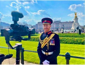 شاهد .. رجل يجني هذا المبلغ يومياً فقط لأنه يشبه الأمير هاري !