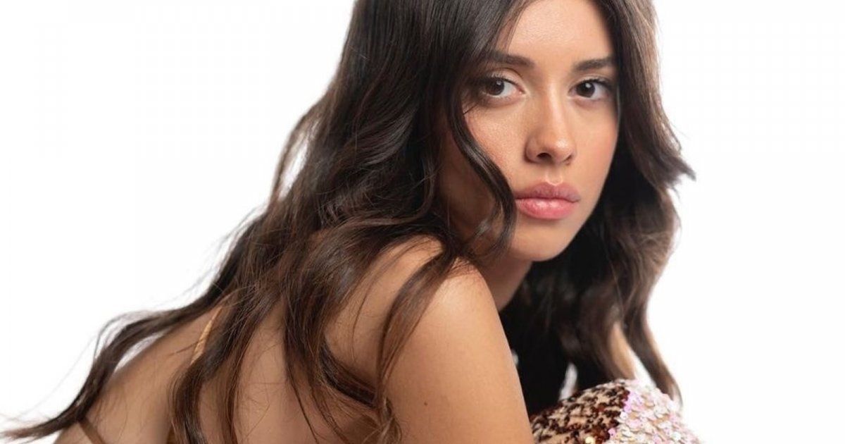 شاهد .. نعومة ملكة جمال تركيا الطبيعية تسرق الأضواء.. وصور من على البحر تجتاح السوشيال ميديا