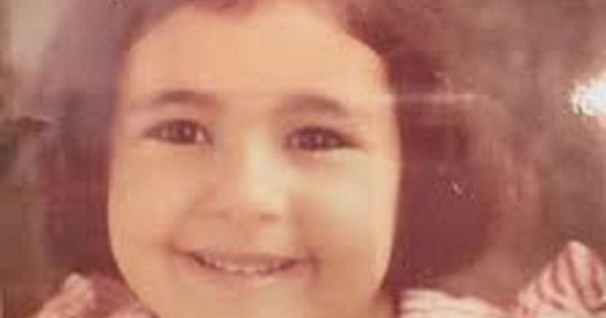 شاهد .. واحدة من أبرز نجمات التمثل في العالم العربي.. تعرفوا إلى هوية هذه الفتاة الصغيرة!