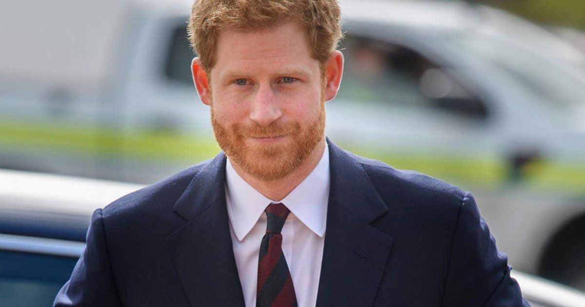 شاهد .. رجل يجني هذا المبلغ يومياً فقط لأنه يشبه الأمير هاري !