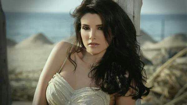 شاهد .. الظهور الأول لـ صوفيا المريخ مع ابنتها نجاة وجمالها حديث الجمهور