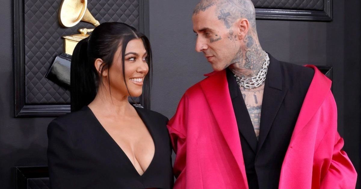 شاهد .. كورتني كارداشيان تخبر ترافيس باركر بحملها منه بطريقة مفاجئة في حفله - بالفيديو