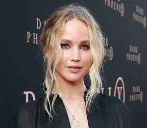 شاهد .. بالصورة - جينيفر لورانس رمز للأناقة والتألق بفستانها الأسود القصير