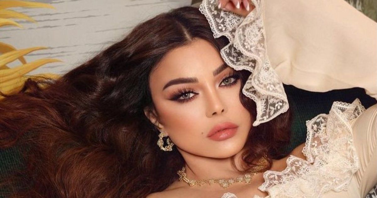 شاهد .. هيفا وهبي متألقة باللون البني.. وتصميم حقيبة يدها الغريب يلفت الأنظار