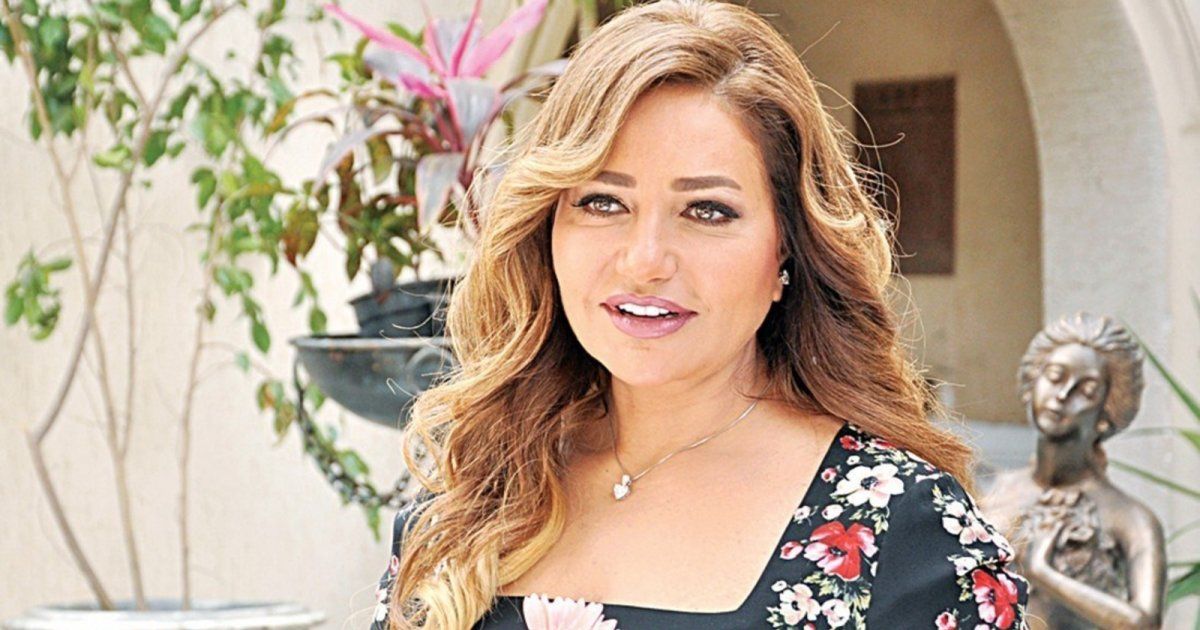 شاهد .. إبن ليلى علوي بالتبني يفضحها.. ويتحدث عن أمور خاصة بحياتها