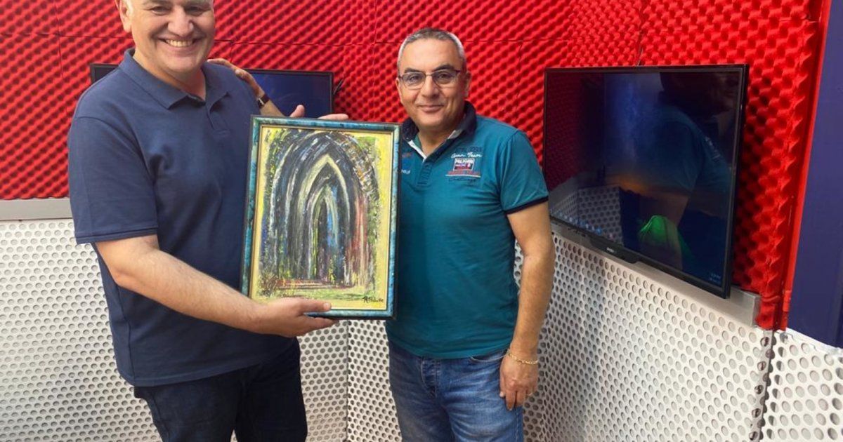 شاهد .. أسرة رفيق حبيقة تهدي لوحة من مجموعته للإعلامي روبير فرنجية