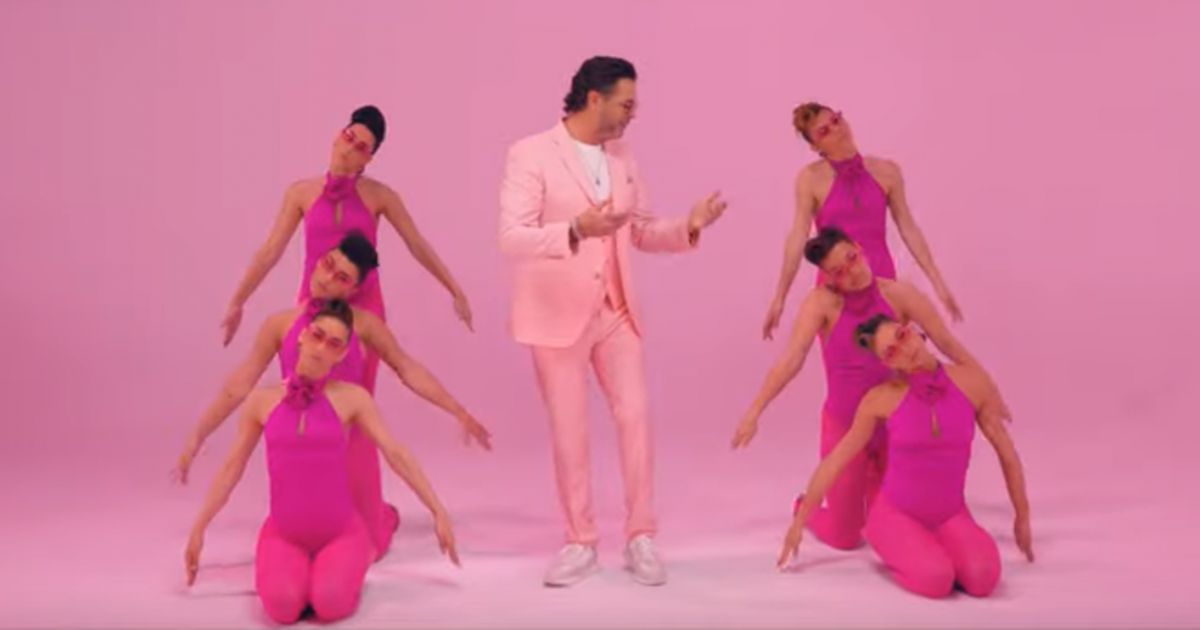 شاهد .. لماذا ارتدى راغب علامة الملابس الزهرية على خطى إبنه لؤي ؟