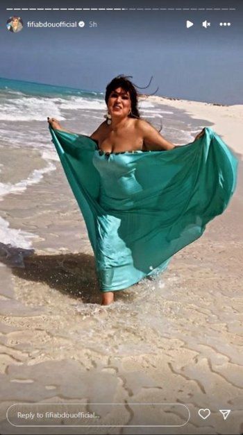 شاهد .. يالصورة- إطلالة صيفية لـ فيفي عبده من شاطئ البحر