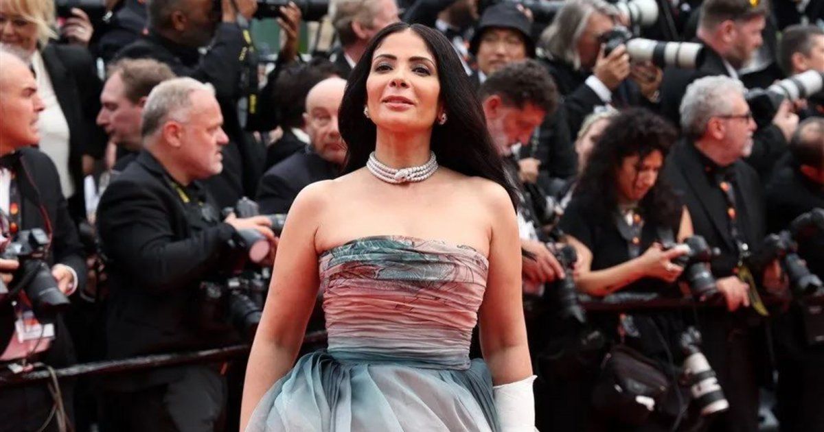 شاهد .. بعد التكتم لفترة طويلة على سبب كسر يد منى زكي.. دياب يفضح كواليس "تحت الوصاية"