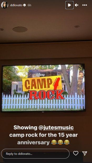 شاهد .. بالصورة - هكذا إحتفلت ديمي لوفاتو بالذكرى الـ15 لفيلمها