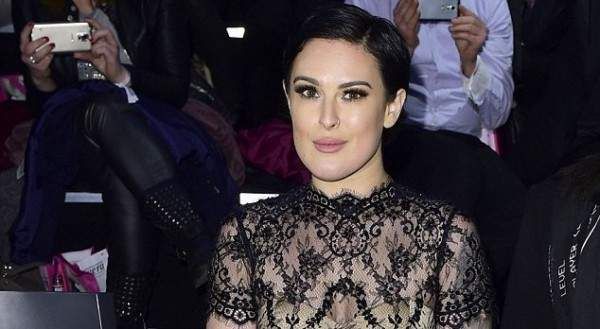 شاهد .. بالصور - رومر ويليس تحتفل مع مولودتها ووالدها بروس بعيد الأب