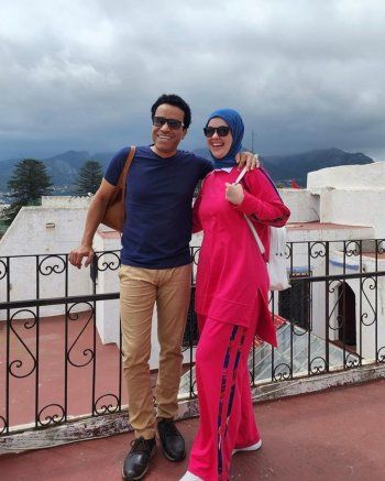 شاهد .. بالصور- سامح حسين يستمتع بوقته مع زوجته في المغرب.. والجمهور المغربي يعلق