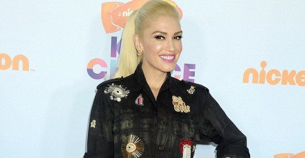 شاهد .. بالصورة - غوين ستيفاني تتألق بالستريت ستايل في جامبسوت ملوّن