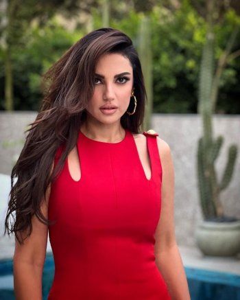 شاهد .. بالصور- درة التونسية تتألق بإطلالة تحبس الانفاس