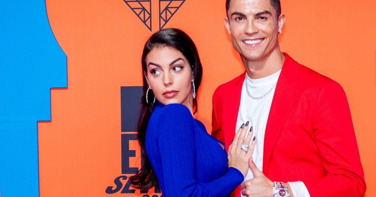 شاهد .. كرستيانو رونالدو وجورجينا رودريغيز يطلان بملابس السباحة.. ورشاقة جسميهما تخطف الأنظار