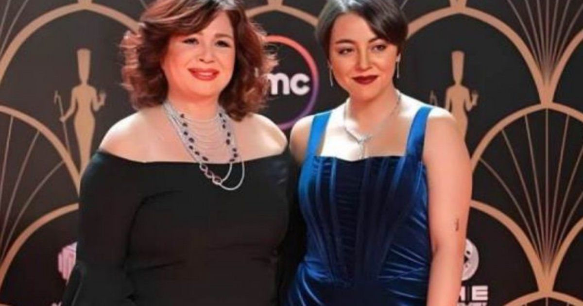 شاهد .. إلهام شاهين تهنئ إبنة شقيقتها إلهام صفي الدين بنيلها جائزة من مهرجان جربة-بالفيديو