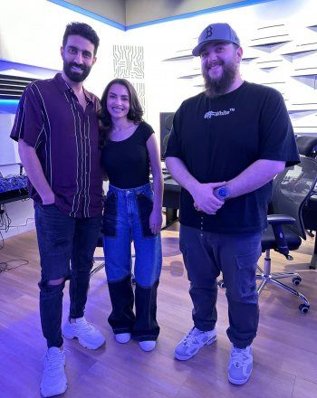 شاهد .. إطلالة كارمن سليمان من إستديو في الرياض