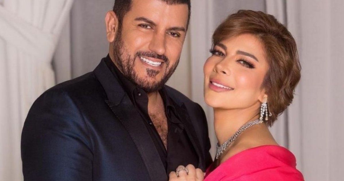 شاهد .. أصالة تحتفل بعيد زواجها وفائق حسن يحملها