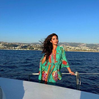 شاهد .. بإطلالة صيفية مميزة.. نور الغندور تتألق على اليخت وتسحر الجمهور بجمالها - بالصور