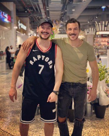 شاهد .. باسل خياط يحتفل بعيد ميلاد شقيقه والشبه بينهما يحيّر المتابعين