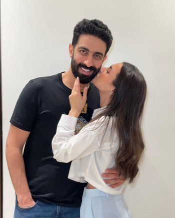 شاهد .. كارمن سليمان تعايد زوجها على طريقتها