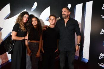 شاهد .. ظهور نادر لزوجة أمير كرارة وولديه في العرض الأول لفيلم "البعبع"