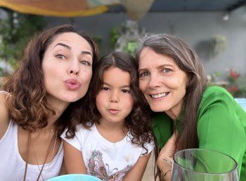 شاهد .. باربرا موري " روبي " بأحدث إطلالة مع والدتها وابنتها-بالصور